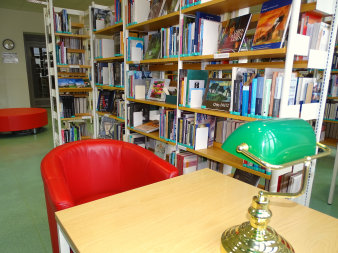 Leseplatz mit Sessel, Tisch und Leselampe.