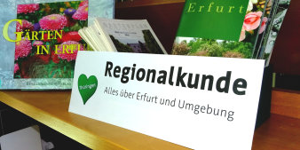 Foto: Regionalkunde - Alles über Erfurt und Umgebung © Stadtverwaltung Erfurt / L. Jahn Ein Hinweisschild im Regal in der Regionalkunde "Alles über Erfurt und Umgebung"