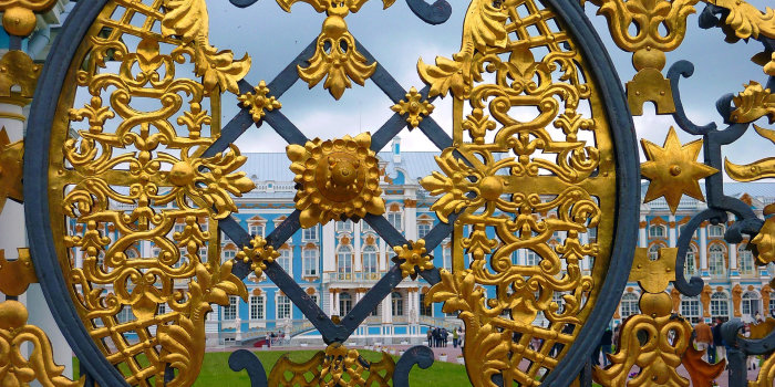 Vergoldetes Tor vor einem Palast