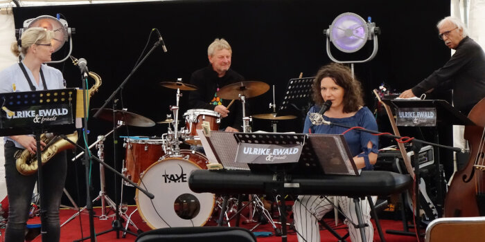 Ulrike Ewald & friends 4 Musiker spielen Musik auf Bühne