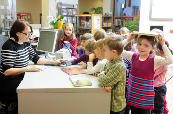 Kinder leihen sich Medien in der Kinder- und Jugendbibliothek.