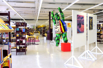 Innenraum der Stadtteilbibliothek Berliner Platz. Blick auf Regale und Ausstellungsgegenstände.