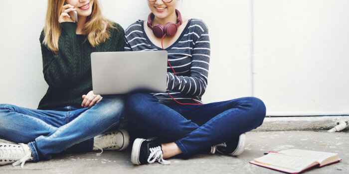 Zwei junge Frauen recherchieren im Internet