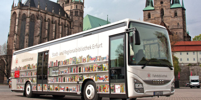 Bus mit Bücherregalen beklebt