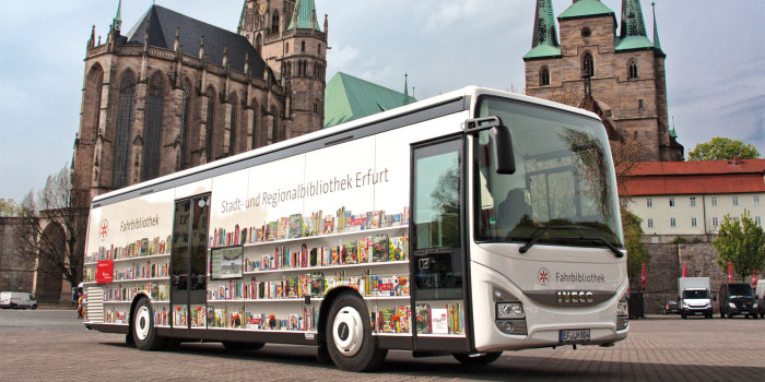 Foto: Fahrbibliothek auf dem Domplatz © Stadtverwaltung Erfurt Fahrbibliothek auf dem Domplatz