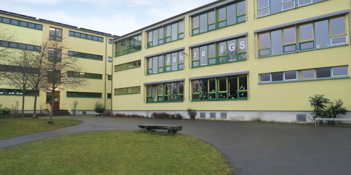Neubauschule, Schulhof, Sitzgelegenheiten
