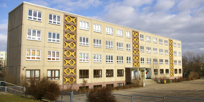 4-geschossiger Betonplattenbau