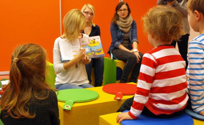 Foto: Lesen macht stark – Pippilothek © Stadtverwaltung Erfurt Projektleiter zeigen Bilder und lesen Vorschulkindern aus dem Buch Pippilothek vor