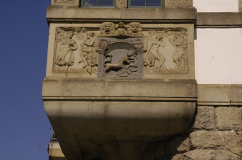 Foto: Hauszeichenstein dDomplatz 1 © Landeshauptstadt Erfurt, Stadtverwaltung Der Hauszeichenstein "Zu dem gulden Einhorn anno dni 1536", der in die Fassade der Hauptbibliothek integriert ist.