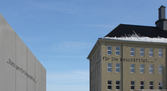 Foto: Außenansicht des Erinnerungsortes Topf & Söhne mit Schriftzug © Erinnerungsort Topf & Söhne Detailansicht des Gebäudes "Topf & Söhne" mit dem Schriftzug "Immer gern für Sie beschäftigt"