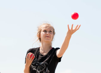 Foto: Jonglieren für Anfänger © Stadtverwaltung Erfurt/Grit Kästner Ein mit zwei roten Bällen jonglierendes junges Mädchen.