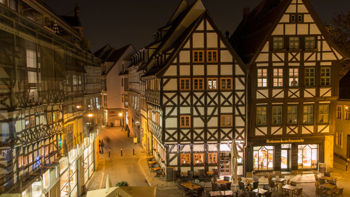 Sagenhaftes Erfurt im Advent Nächtlicher Blick in die Michaelisstraße mit beleuchteten Gebäuden am Benediktsplatz.