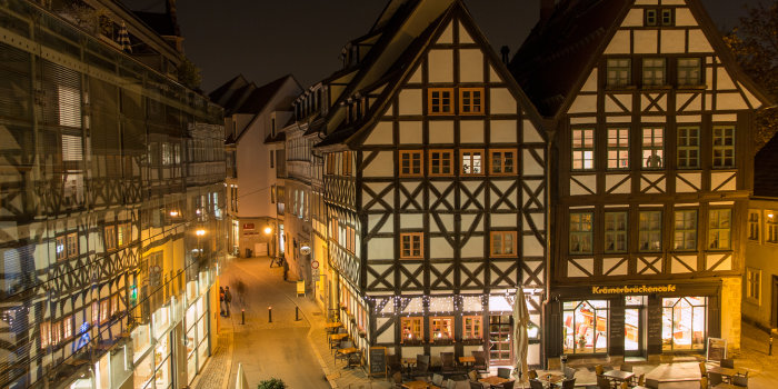 Foto: Sagenhaftes Erfurt im Advent © Stadtverwaltung Erfurt / Grit Kästner Nächtlicher Blick in die Michaelisstraße mit beleuchteten Gebäuden am Benediktsplatz