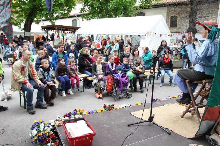 Kinder erleben einen Bühnenauftritt zum Malschul- und Familienbildungstag am 30.04.2016 im Hof der Volkshochschule Erfurt.