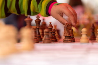 Foto: Schach spielen © Stadtverwaltung Erfurt/Grit Kästner Eine Nahaufnahme von einem Schachbrett, welches bespielt wird.