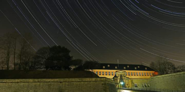 Foto: Sternenhimmel über der Festung Petersberg © Stadtverwaltung Erfurt/Grit Kästner Sterne über der Festung Petersberg in Erfurt, fotografiert in Langzeitaufnahme als Sternspuren in einer Dezembernacht.