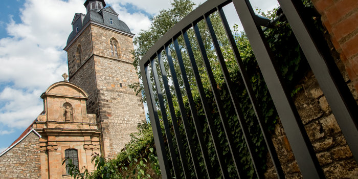 Foto: Schottenkirche Erfurt © Stadtverwaltung Erfurt / Grit Kästner Schottenkirche, betrachtet von dem Gelände der heutigen Volkshochschule in Erfurt