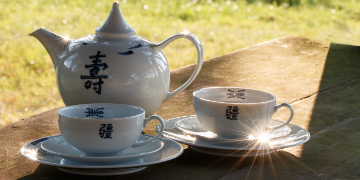 Foto: Chinesische Teezeremonie und Teekultur © Stadtverwaltung Erfurt/Grit Kästner Auf einem Tisch ein Teegeschirr mit chinesischen Schriftzeichen.