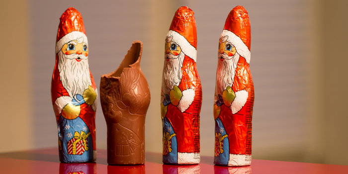 Foto: Schokoladenweihnachtsmänner © Stadtverwaltung Erfurt / Grit Kästner Vier Schokoladenweihnachtsmänner in einer Reihe. Bei einem fehlt das Papier und der Kopf ist angebissen.