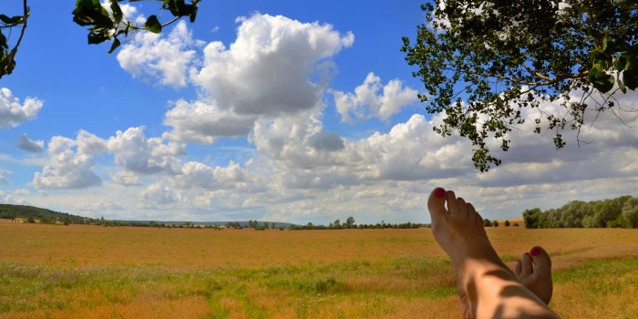 Sommer, baumelnde Füße, in der Ferne die weite Landschaft des Thüringer Beckens unter blauem Himmel