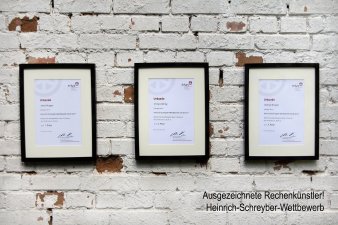 Foto: Heinrich-Schreyber-Wettbewerb © Stadtverwaltung Erfurt Urkunden von Ausgezeichneten im Rahmen des Heinrich-Schreyber-Wettbewerbes