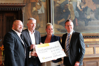 Gruppenfoto mit symbolischer Scheckübergabe im Rathausfestsaal mit dem Leiter der Volkshochschule, Torsten Haß, Oberbürgermeister Andreas Bausewein, Regionalbevollmächtigte der BBBank Kathlen Brauckhoff und Filialleiter Andreas Schmoock.