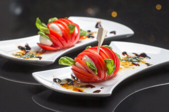 Foto: Fingerfood © Stadtverwaltung Erfurt/Grit Kästner Tomate Mozzarella auf einem Teller angerichtet