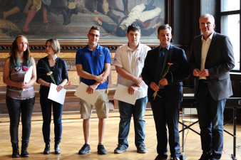 Gruppenfoto mit Absolventen der Volkshochschule Saskia Klein, Rike Loewenau, Christian Montano, Nicolas Weiß, Dozent Stephan Lachmann und Oberbürgermeister Andreas Bausewein