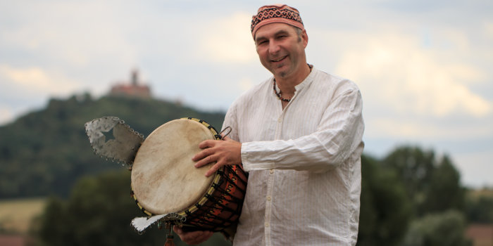 Portrait Dr. Jürgen Anschütz, Dozent für den Kurs Afrikanischer Trommelworkshop für Einsteiger