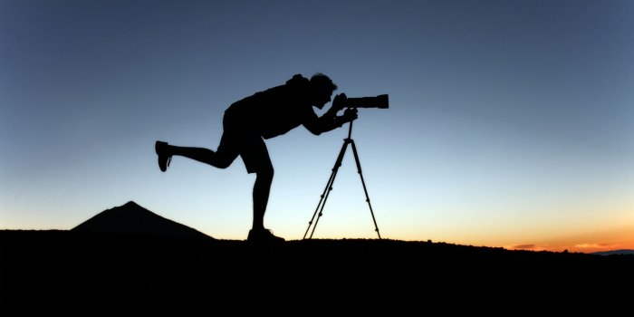 Foto: Fotoseminare, Fotokurse, Fotoworkshops © Stadtverwaltung Erfurt/Grit Kästner Silhouette eines Fotografen mit Teleobjektiv im Sonnenuntergang. Im Hintergrund Teide, Teneriffa.