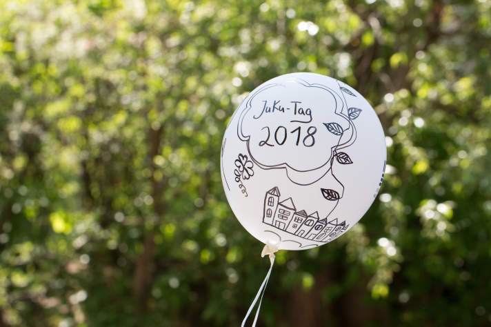 bemalter Luftballon mit Schrift „JuKu-Tag 2018“