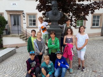 Foto: Teilnehmende Adam-Ries-Wettbewerb in Annaberg Buchholz © Stadtverwaltung Erfurt / Denise Nathanael Gruppe junger Menschen