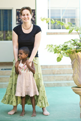 Foto: Leben in einem Kinderheim in Sri Lanka © Julia Fischer Frau mit kleinem Mädchen auf einem Platz