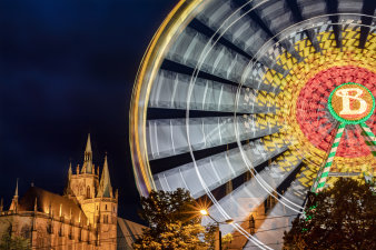 Foto: Fotoworkshop Oktoberfest © Andreas Pflaum Am Abend mit dem Blick zum Domplatz. Im Vordergrund das Riesenrad auf dem Domplatz als Langzeitbelichtung.