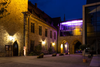Foto: Augustiner Kloster am Abend © Stadtverwaltung Erfurt/Grit Kästner Der Eingang des Augustiner Klosters an einem Sommerabend.