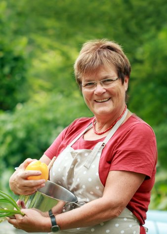 Foto: Kochkurse mit Reingard Kneise © Stadtverwaltung Erfurt/Grit Kästner Portrait Dozentin Reingard Kneise