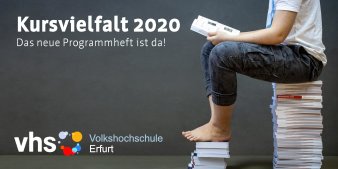 Foto: Das neue Programmheft der Volkshochschule: Kursvielfalt 2020 © Stadtverwaltung Erfurt / Grit Kästner auf einem Bücherstapel sitzende, männliche junge Person, die in einem Heft liest