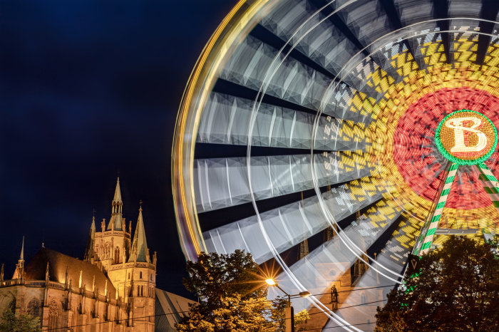 Oktoberfest Domplatz am Abend, im Vordergrund das Riesenrad auf dem Domplatz