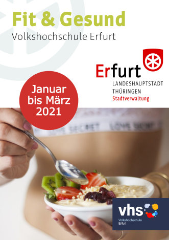 Fit und Gesund Volkshochschule Erfurt Januar bis März 2021 Das Deckblatt der Broschüre mit einer Frau, die eine Schüssel Obst vor sich hält