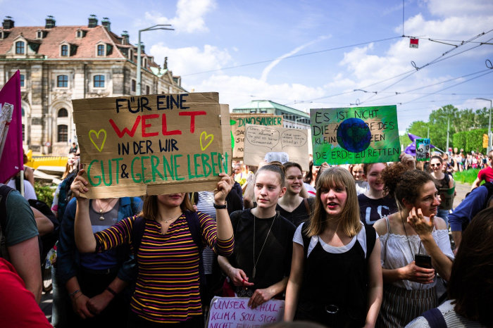 Junge Menschen demonstrieren.