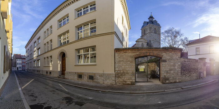 Foto: VHS-Gebäude © Stadtverwaltung Erfurt großes helles Gebäude