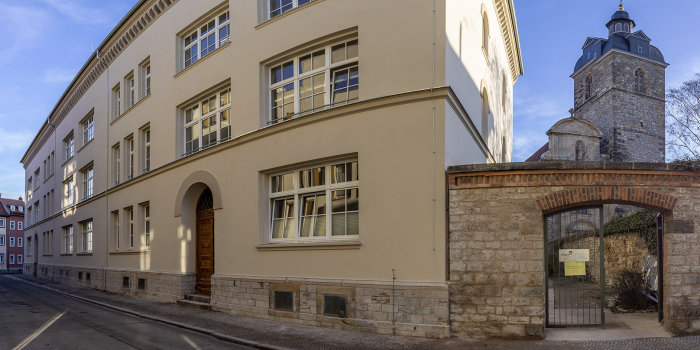 Foto: VHS-Gebäude © Stadtverwaltung Erfurt großes helles Gebäude