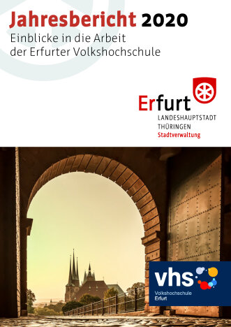 Blick durch das Petersbergtor auf dem Erfurter Dom in den goldenen Morgenstunden.