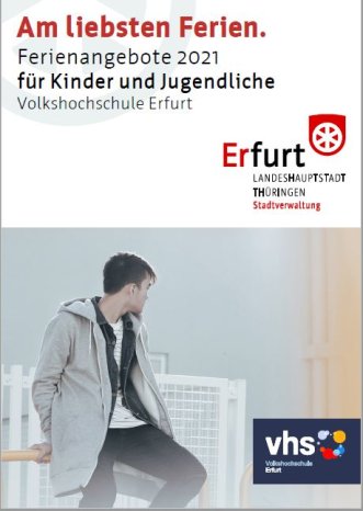 Titelseite VHS-Broschüre "Ferienprogramm 2021" Junge sitzend auf einem Geländer.