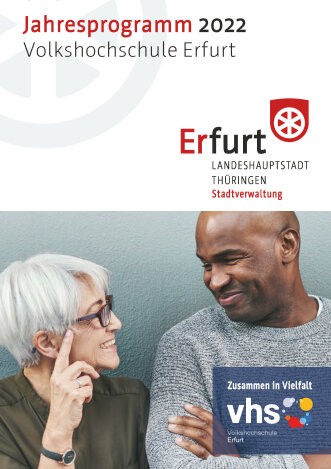 Jahresprogramm VHS Titelbild Ein Mann mit grauem Pullover schaut auf eine ältere Frau und lächelt. Das Jahresthema ist "Zusammen in Vielfalt".