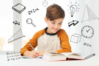Foto: Adam-Ries-Wettbewerb © dolgachov/123RF.com Junge mit organgfarbenem Pullover sitzt lächelnd vor einem aufgeschlagenem Buch.