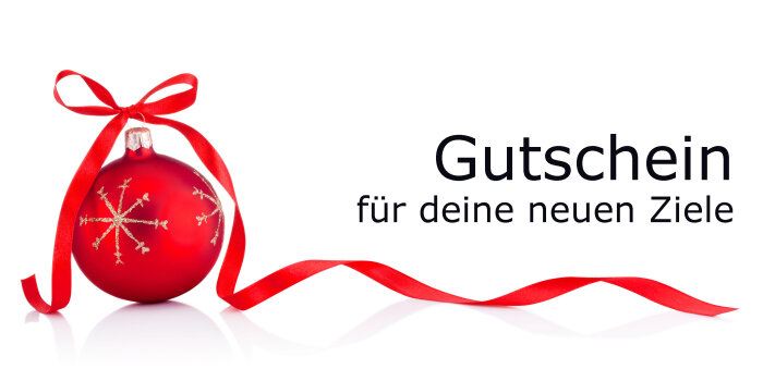 eine rote Weihnachtskugel mit rotem Band auf weißem Hintergrund und Text "Gutschein für deine neuen Ziele"