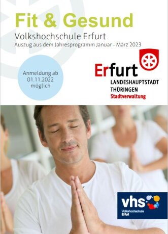 Titelbild VHS Broschüre Fit und Gesund Ein junger Mann mit weißem T-Shirt zeigt den indischen Gruß Namaste.