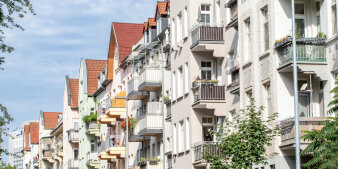 Typische Bauten einer Straßenzeile im Stadtgebiet Erfurt-Ost, Krämpfervorstadt.