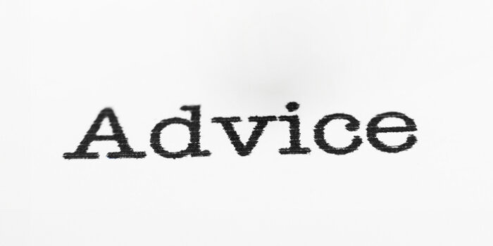 Foto: Beratungszeiten im Fachbereich Integration / Migration © alexskopje_123rf.com Das Wort "Advice" - "Beratung" mit Schreibmaschine geschrieben, auf weißem Papier.